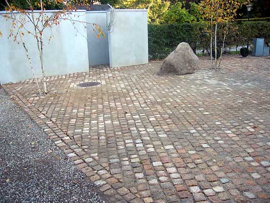 Flere detaljer fra chaussesbelægning som også står godt til moderne byggeri.