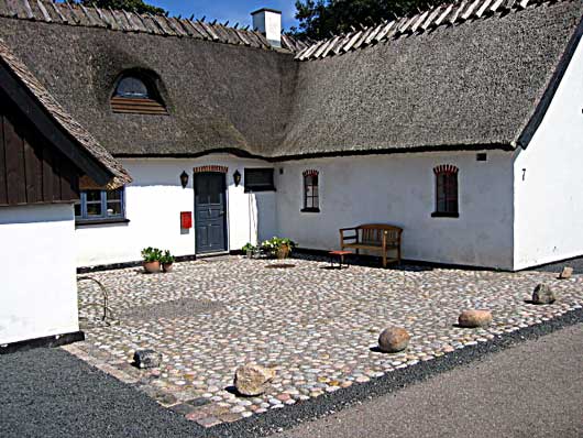 Pikstensbelægning af marksten eller søsten, en tidløs og eksklusiv belægning som er brugt i århundreder, bl.a. ved gårde og stråtækte landejendomme.