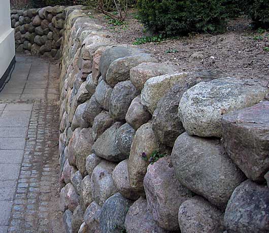 Vi laver alt inden for byggebrancen. Fundamenter - Fliser og Brolæggerarbejde - Stensætning Haveanlæg - Græsplæner - Græstage - Træfældning og beskæring - Gravearbejde - Møddingsplads - Ridebaner - Pumpehjælp ved oversvømmelser - nedrivning.